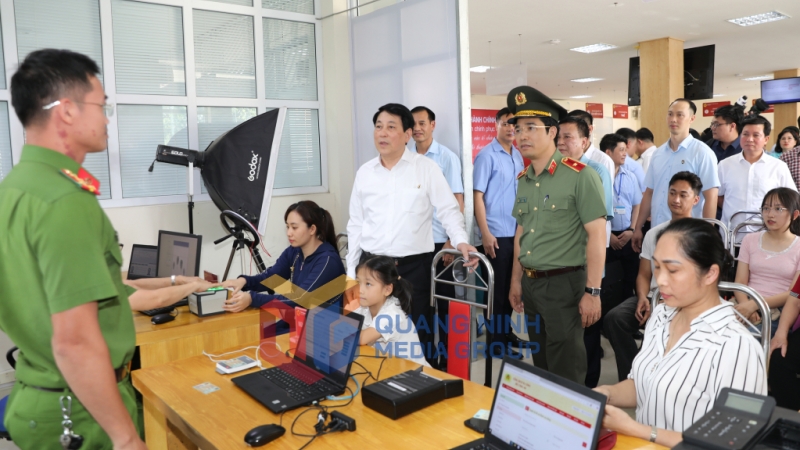 Đồng chí Chủ tịch nước Lương Cường kiểm tra công tác vận hành hoạt động hệ thống chính trị xã Quảng Hà (7-2025). Ảnh: Đỗ Phương