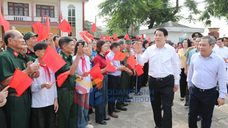 Nhân dân xã Quảng Hà chào đón đồng chí Lương Cường, Chủ tịch nước CHXHCN Việt Nam (7-2025). Ảnh: Đỗ Phương