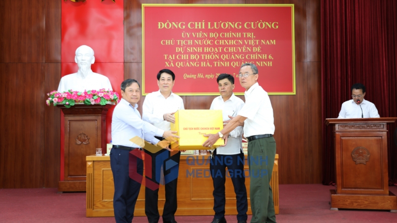 Đồng chí Chủ tịch nước Lương Cường tặng quà cho nhân dân thôn Quảng Chính 6 (7-2025). Ảnh: Đỗ Phương