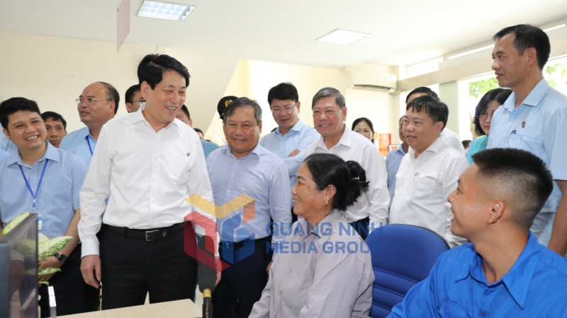 Đồng chí Chủ tịch nước trò chuyện với nhân dân địa phương (7-2025). Ảnh: Đỗ Phương