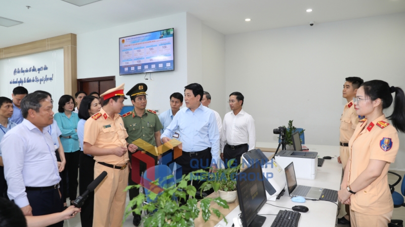 Chủ tịch nước Lương Cường nghe cán bộ làm việc tại Trung tâm Phục vụ Hành chính công tỉnh báo cáo tình hình tiếp nhận và giải quyết TTHC cho công dân (7-2025). Ảnh: Đỗ Phương