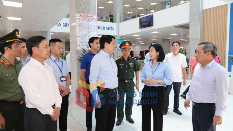 Chủ tịch nước Lương Cường kiểm tra tại Trung tâm Phục vụ Hành chính công tỉnh (7-2025). Ảnh: Đỗ Phương