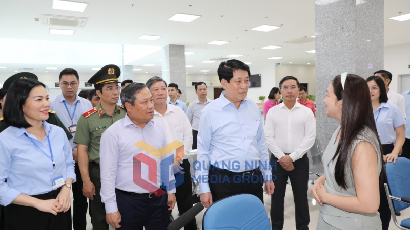 Chủ tịch nước Lương Cường trò chuyện với doanh nghiệp đến giải quyết thủ tục hành chính tại Trung tâm Phục vụ Hành chính công tỉnh (7-2025). Ảnh: Đỗ Phương