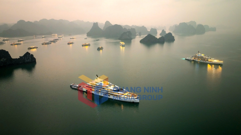 Trên Vịnh Hạ Long có nhiều du thuyền hạng sang, đặc biệt là các du thuyền 5 sao và 6 sao phục vụ du khách (8-2025). Ảnh: Thanh Hải