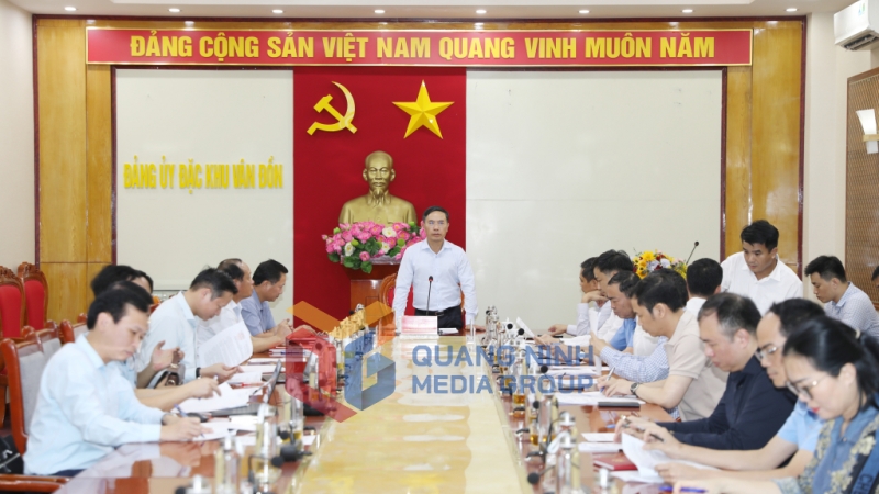 Chủ tịch UBND tỉnh yêu cầu rà soát, xác định, phân loại các khó khăn, phối hợp chặt chẽ với các sở, ngành liên quan, chủ đầu tư các dự án ngoài ngân sách để tập trung tháo gỡ dứt điểm, đẩy nhanh tiến độ thực hiện các dự án (8-2025). Ảnh: Đỗ Phương