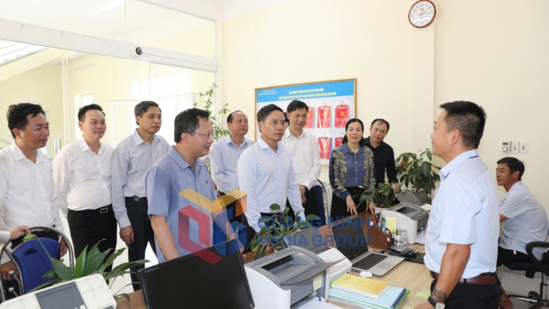 Đồng chí Chủ tịch UBND tỉnh Phạm Đức Ấn kiểm tra công tác vận hành hoạt động hệ thống chính trị tại đảo Ngọc Vừng, đặc khu Vân Đồn (8-2025). Ảnh: Đỗ Phương