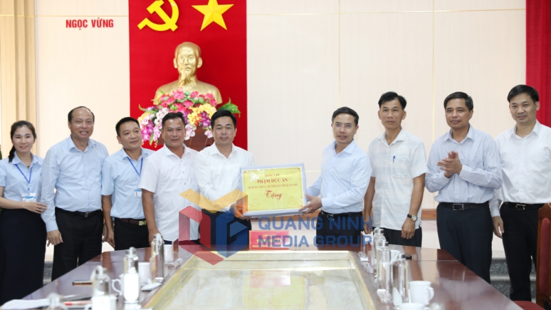 Đồng chí Chủ tịch UBND tỉnh tặng quà tổ công tác đảo Ngọc Vừng (8-2025). Ảnh: Đỗ Phương