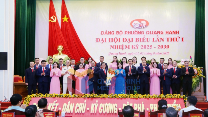 Đồng chí Trịnh Thị Minh Thanh, Phó Bí thư Thường trực Tỉnh ủy, Chủ tịch HĐND tỉnh tặng hoa chúc mừng Ban chấp hành Đảng bộ phường Quang Hanh, nhiệm kỳ 2025-2030 (8-2025). Ảnh: Nguyễn Thanh