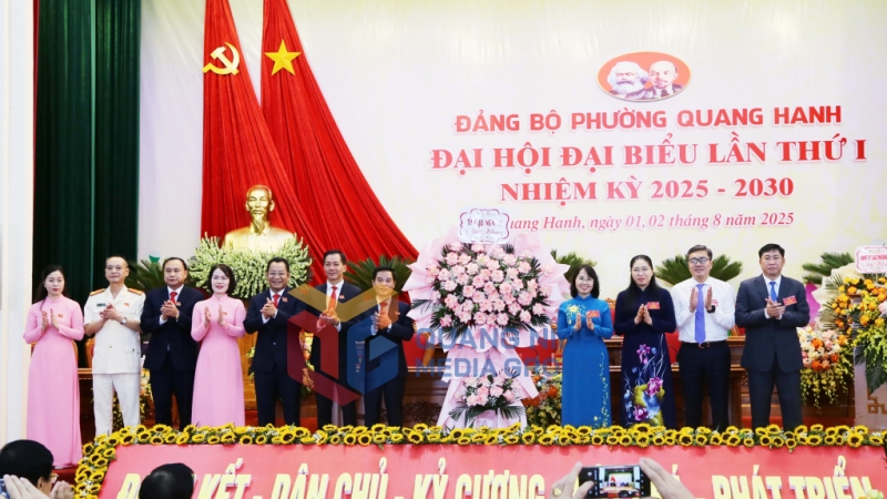 Đồng chí Trịnh Thị Minh Thanh, Phó Bí thư Thường trực Tỉnh ủy, Chủ tịch HĐND tỉnh tặng hoa chúc mừng đại hội (8-2025). Ảnh: Nguyễn Thanh