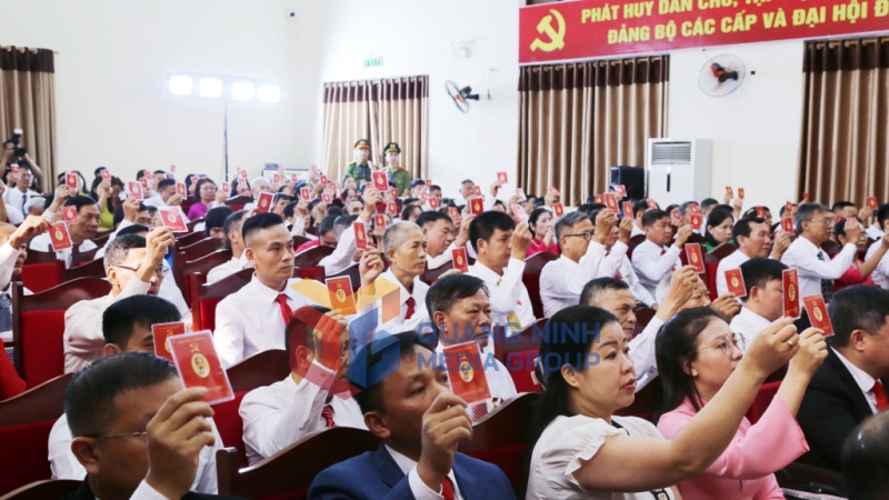 Đại hội đại biểu Đảng bộ phường Quang Hanh lần thứ I, nhiệm kỳ 2025-2030 - biểu biểu quyết thông qua Nghị quyết Đại hội (08-2025. Ảnh: Nguyễn Thanh