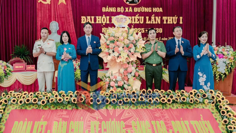 Đồng chí Thiếu tướng Trần Văn Phúc, Ủy viên BTV Tỉnh ủy, Giám đốc Công an tỉnh tặng hoa chúc mừng Đại hội (8-2025). Ảnh: Việt Hưng