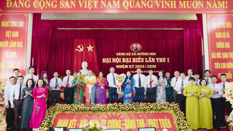 Đồng chí Vi Ngọc Bích, Uỷ viên BTV Tỉnh uỷ, Phó Chủ tịch thường trực HĐND tỉnh chúc mừng BCH Đảng bộ xã Đường Hoa  lần thứ I, nhiệm kỳ 2025-2030 (8-2025). Ảnh: Việt Hưng
