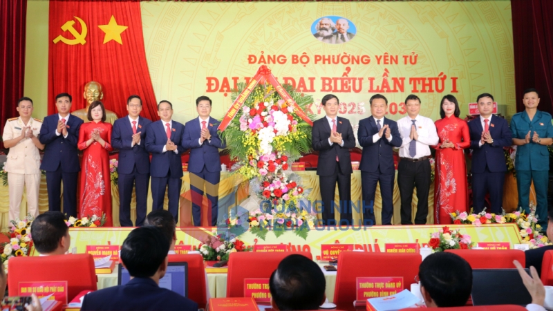 Đồng chí Vũ Quyết Tiến, Phó Bí thư Tỉnh uỷ tặng hoa chúc mừng Đại hội (8-2025). Ảnh: Trúc Linh