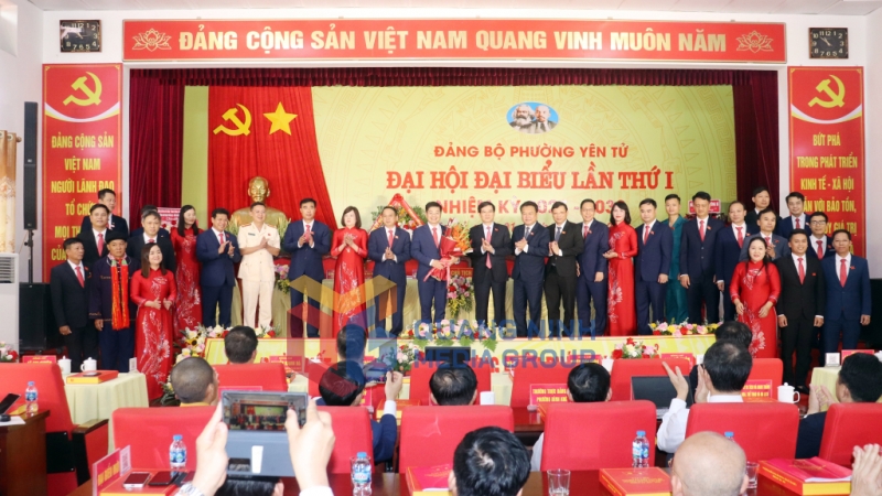 Đồng chí Vũ Quyết Tiến, Phó Bí thư Tỉnh uỷ tặng hoa chúc mừng Ban chấp hành Đảng bộ phường Yên Tử nhiệm kỳ 2025-2030 (8-2025). Ảnh: Trúc Linh