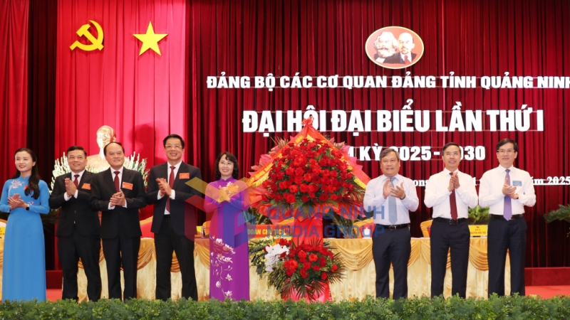 Đồng chí Vũ Đại Thắng, Uỷ viên Trung ương Đảng, Bí thư Tỉnh uỷ, Trưởng Đoàn ĐBQH tỉnh, tặng hoa chúc mừng Đại hội (8-2025). Ảnh: Đỗ Phương