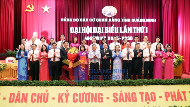 Đồng chí Vũ Đại Thắng, Uỷ viên Trung ương Đảng, Bí thư Tỉnh uỷ, Trưởng đoàn ĐBQH tỉnh, trao Quyết định và tặng hoa chúc mừng Ban Chấp hành Đảng bộ các cơ quan Đảng tỉnh, nhiệm kỳ 2025-2030 (8-2025). Ảnh: Đỗ Phương