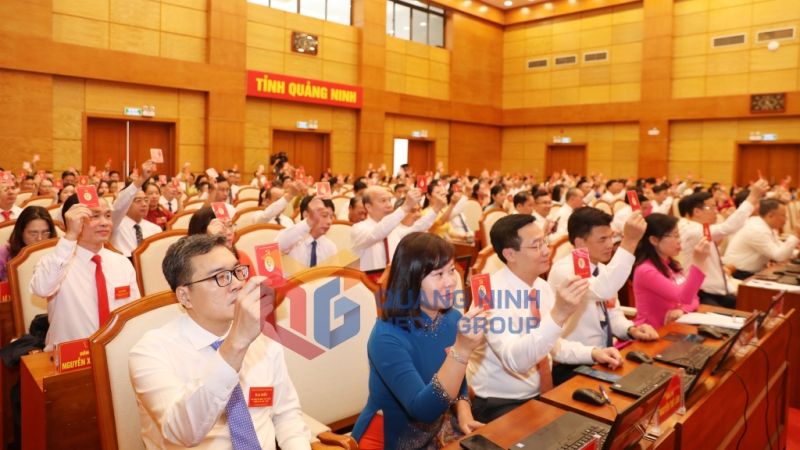 Các đại biểu biểu quyết thông qua Nghị quyết Đại hội (8-2025). Ảnh: Đỗ Phương