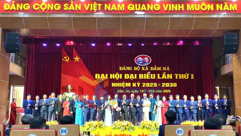 Đồng chí Lê Văn Ánh, Phó Chủ tịch UBND tỉnh, chúc mừng Ban Chấp hành Đảng bộ xã Đầm Hà lần thứ I, nhiệm kỳ 2025-2030 (8-2025). Ảnh: Thu Phương