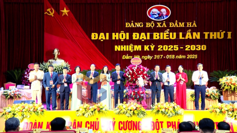 Đồng chí Lê Văn Ánh, Phó Chủ tịch UBND tỉnh, tặng hoa chúc mừng Đại hội (8-2025). Ảnh: Thu Phương