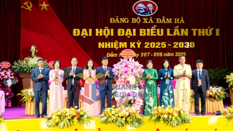 Đồng chí Nguyễn Thị Thu Hà, Phó trưởng Đoàn ĐBQH tỉnh, tặng hoa chúc mừng Đại hội (8-2025). Ảnh: Thu Phương
