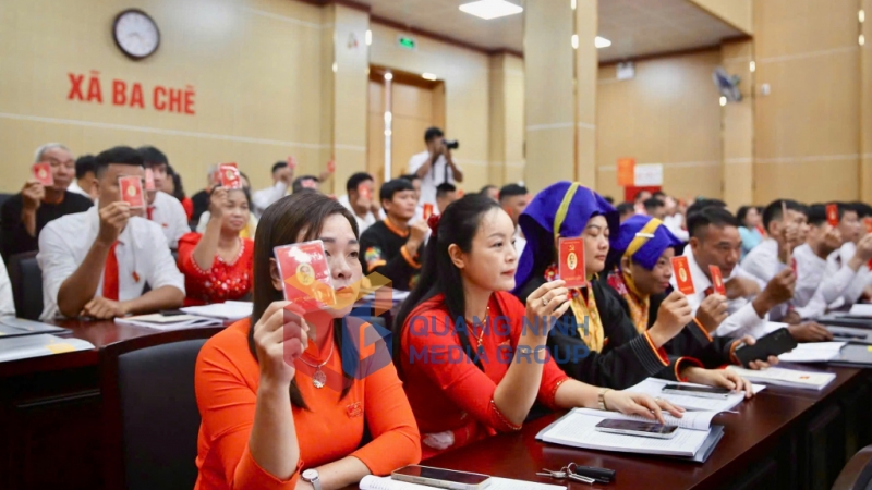 Các đại biểu biểu quyết thông qua Nghị quyết Đại hội (8-2025). Ảnh: Minh Đức