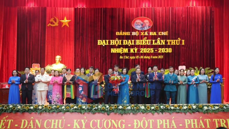 Đồng chí Bùi Thúy Phượng, Ủy viên Ban Thường vụ Tỉnh ủy, Trưởng Ban Tổ chức Tỉnh ủy, tặng hoa chúc mừng Ban Chấp hành Đảng bộ xã Ba Chẽ, nhiệm kỳ 2025-2030 (8-2025). Ảnh: Minh Đức