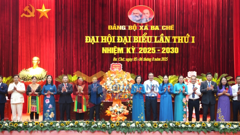 Đồng chí Bùi Thúy Phượng, Ủy viên Ban Thường vụ Tỉnh ủy, Trưởng Ban tổ chức Tỉnh ủy tặng hoa chúc mừng Đại hội đại biểu Đảng bộ xã Ba Chẽ lần thứ I, nhiệm kỳ 2025-2030 (8-2025). Ảnh: Minh Đức
