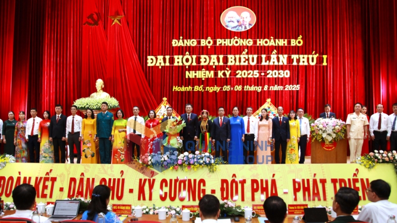 Ban Chấp hành Đảng bộ phường Hoành Bồ nhiệm kỳ 2025-2030 ra mắt Đại hội (8-2025). Ảnh: Đỗ Giang
