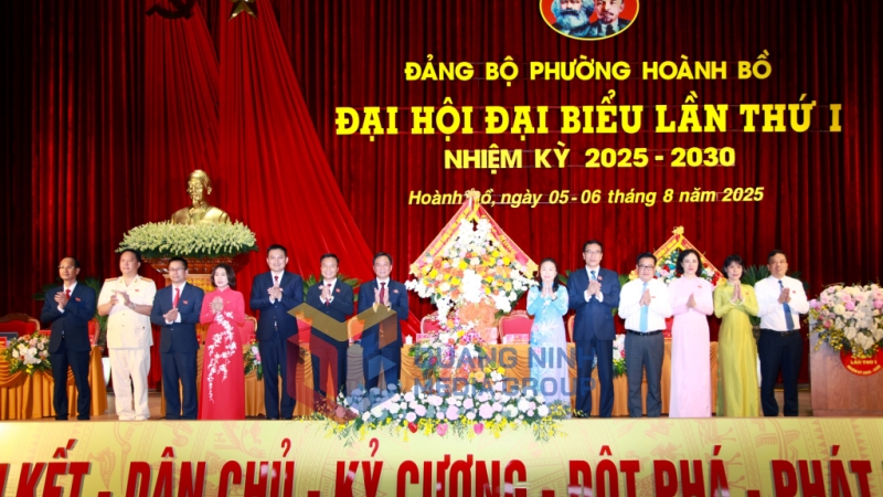 Đồng chí Vi Ngọc Bích, Ủy viên Ban Thường vụ Tỉnh ủy, Phó Chủ tịch Thường trực HĐND tỉnh tặng hoa chúc mừng Đại hội (8-2025). Ảnh: Đỗ Giang