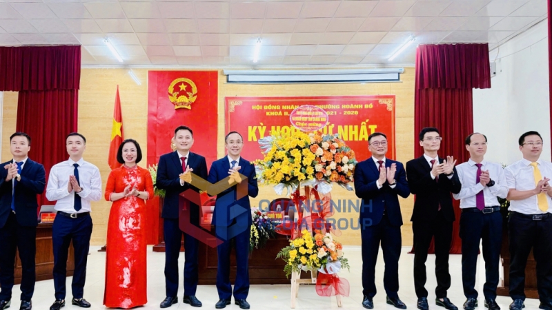 Đồng chí Dương Mạnh Cường, Chánh văn phòng Tỉnh ủy, đến dự, chúc mừng kỳ họp thứ nhất HĐND phường Hoành Bồ, nhiệm kỳ 2021-2026 (7-2025). Ảnh: PV