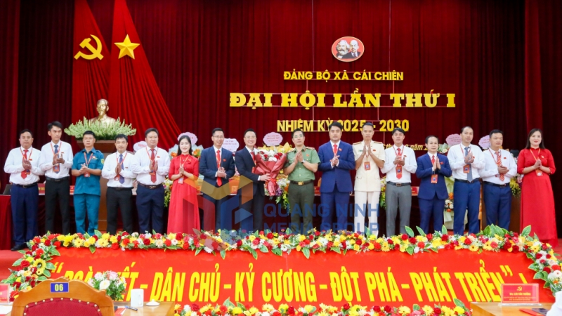 Thiếu tướng Trần Văn Phúc, Uỷ viên BTV Tỉnh uỷ, Giám đốc Công an tỉnh tặng hoa chúc mừng BCH Đảng bộ xã Cái Chiên, nhiệm kỳ 2025-2030 (5-2025). Ảnh: Hữu Việt