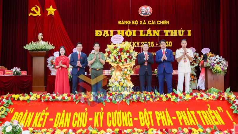 Thiếu tướng Trần Văn Phúc, Uỷ viên BTV Tỉnh uỷ, Giám đốc Công an tỉnh tặng hoa chúc mừng Đại hội (5-2025). Ảnh: Hữu Việt