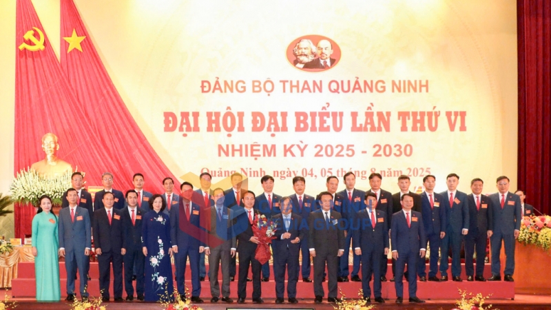 Đồng chí Vũ Đại Thắng, Ủy viên Trung ương Đảng, Bí thư Tỉnh ủy, Trưởng Đoàn ĐBQH tỉnh tặng hoa chúc mừng Ban Chấp hành Đảng bộ Than Quảng Ninh, nhiệm kỳ 2025-2030 (8-2025). Ảnh: Phạm Tăng