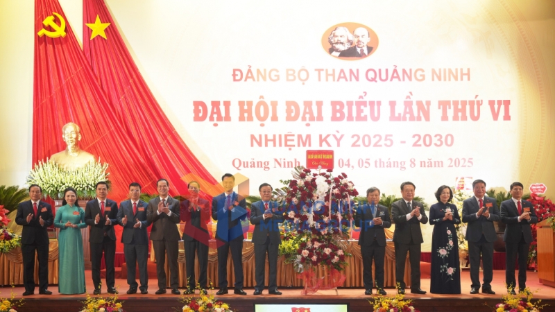 Các đồng chí lãnh đạo tỉnh tặng hoa chúc mừng Đại hội Đảng bộ Than Quảng Ninh (8-2025). Ảnh: Phạm Tăng