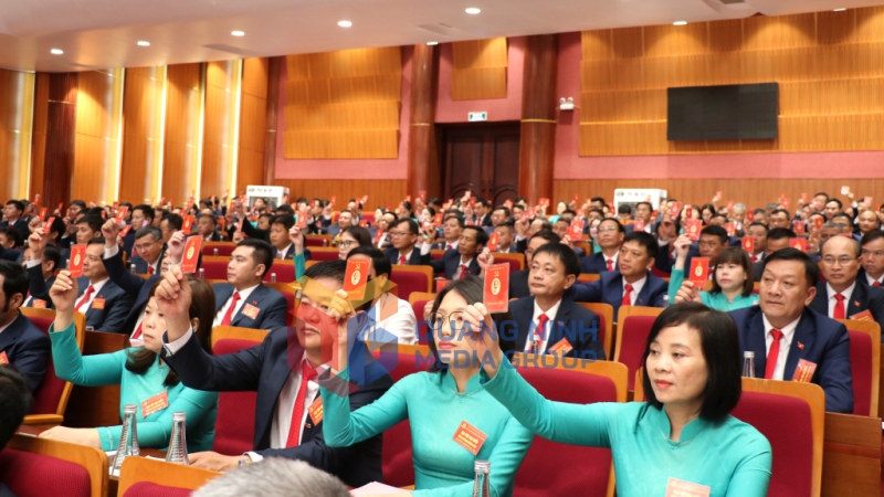 Đại hội biểu quyết thông qua Nghị quyết Đại hội (8-2025). Ảnh: Phạm Tăng