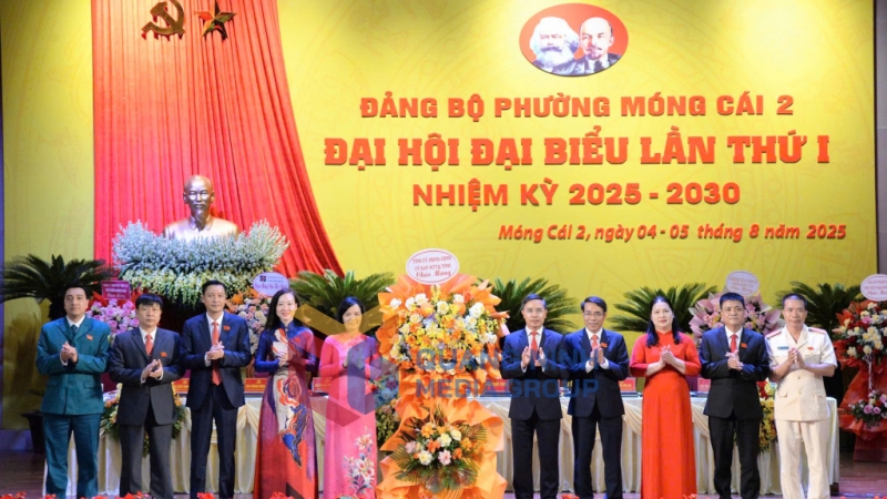 Đồng chí Phạm Đức Ấn, Phó Bí thư Tỉnh uỷ, Chủ tịch UBND tỉnh tặng hoa chúc mừng Đại hội (8-2025). Ảnh: Hữu Việt