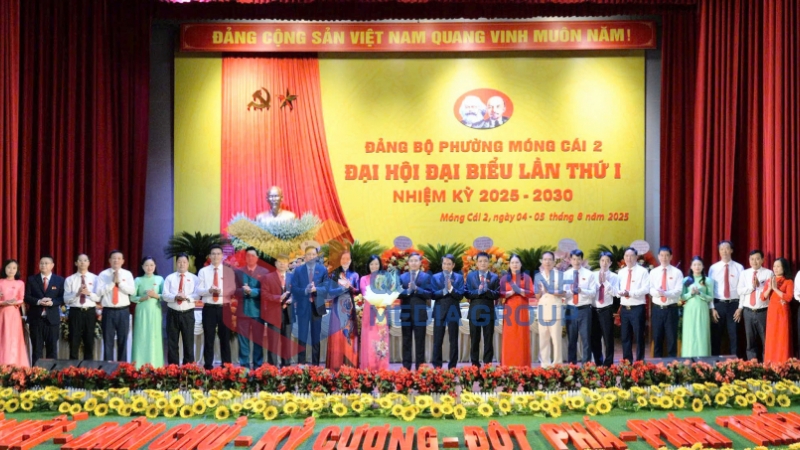 Đồng chí Phó Bí thư Tỉnh uỷ, Chủ tịch UBND tỉnh tặng hoa, chúc mừng BCH Đảng bộ phường Móng Cái 2 (8-2025). Ảnh: Hữu Việt