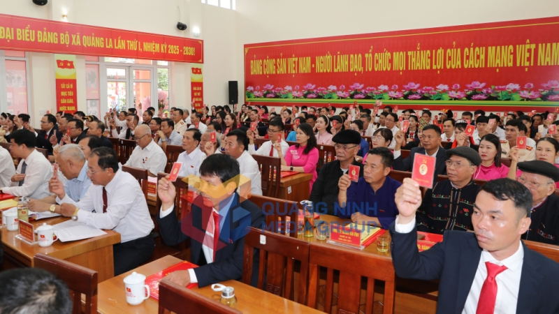 Đại biểu biểu quyết thông qua Nghị quyết Đại hội Đảng bộ xã Quảng La, nhiệm kỳ 2025-2030 (8-2025). Ảnh: Đỗ Phương