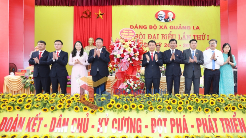 Đồng chí Nguyễn Hồng Dương, Trưởng Ban Tuyên giáo và Dân vận Tỉnh ủy tặng hoa chúc mừng Đại hội (8-2025). Ảnh: Đỗ Phương