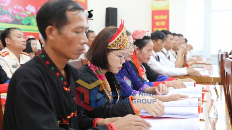 2025-08_Đại biểu nghiên cứu tài liệu tại Đại hội. Ảnh Đỗ Phương