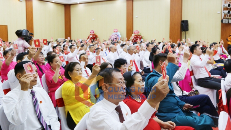 Các đại biểu biểu quyết thông qua Nghị quyết Đại hội Đảng bộ phường Cao Xanh lần thứ I, nhiệm kỳ 2025-2030 (8-2025). Ảnh: Nguyễn Thanh