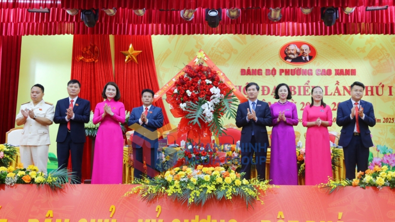 Đồng chí Vũ Quyết Tiến, Phó Bí thư Tỉnh ủy, tặng hoa chúc mừng Đại hội (8-2025). Ảnh: Nguyễn Thanh