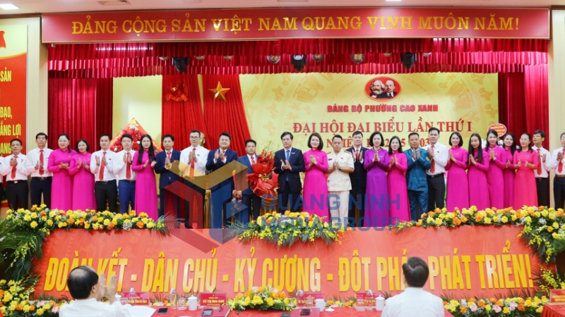 Đồng chí Vũ Quyết Tiến, Phó Bí thư Tỉnh ủy, tặng hoa chúc mừng Ban Chấp hành Đảng bộ phường Cao Xanh, nhiệm kỳ 2025-2030 (8-2025). Ảnh: Nguyễn Thanh