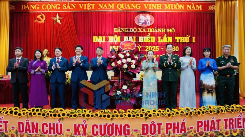Đồng chí Vi Ngọc Bích, Ủy viên Ban Thường vụ Tỉnh ủy, Phó Chủ tịch Thường trực HĐND tỉnh, tặng hoa Đại hội (8-2025). Ảnh: Hải Hà
