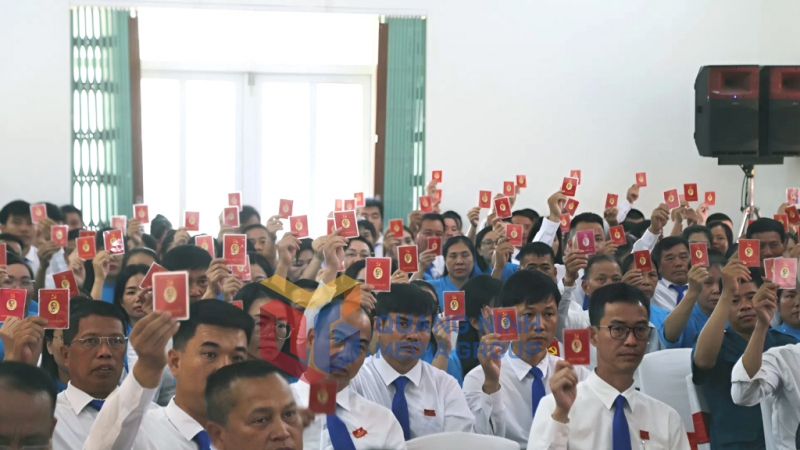 Các đại biểu biểu quyết thông qua Nghị quyết Đại hội Đảng bộ xã Hải Ninh lần thứ I, nhiệm kỳ 2025 - 2030 (8-2025). Ảnh: Hữu Việt