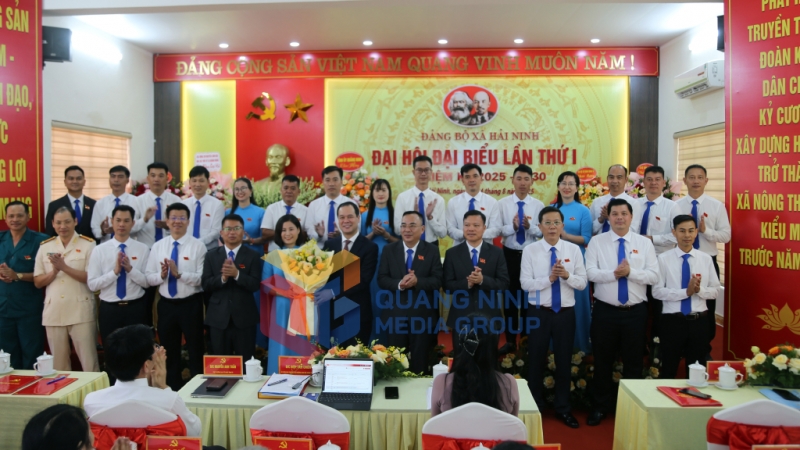 Đồng chí Điệp Văn Chiến, Uỷ viên BTV, Trưởng Ban Nội chính Tỉnh uỷ tặng hoa chúc mừng BCH Đảng bộ xã Hải Ninh khoá I, nhiệm kỳ 2025 - 2030 gồm 27 đồng chí (8-2025). Ảnh: Hữu Việt