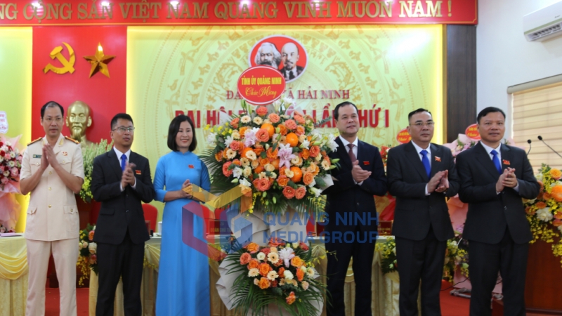 Đồng chí Điệp Văn Chiến, Uỷ viên BTV Tỉnh uỷ, Trưởng Ban Nội chính Tỉnh uỷ tặng hoa chúc mừng Đại hội (8-2025). Ảnh: Hữu Việt