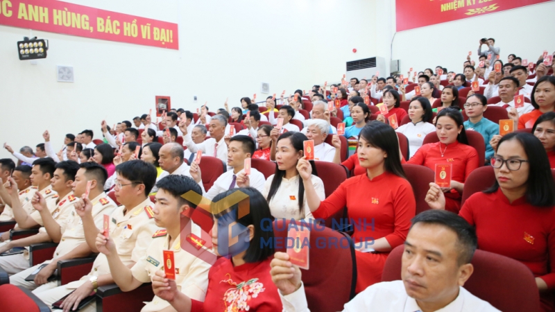 Các đại biểu biểu quyết thông qua Nghị quyết Đại hội (8-2025). Ảnh: PV