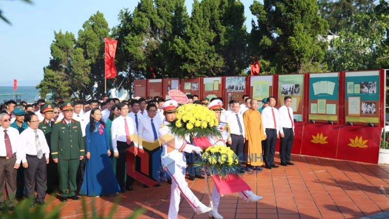 Các đại biểu dâng hoa, dâng hương tại tượng đài Bác Hồ (8-2025). Ảnh: PV
