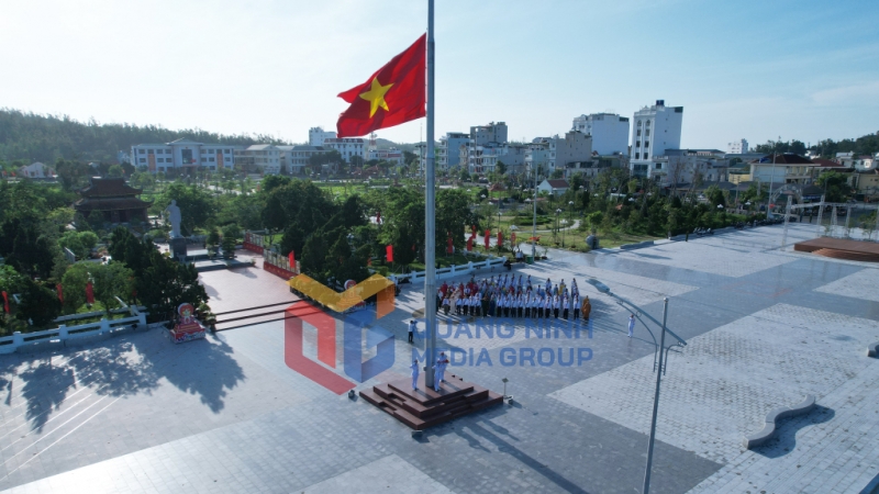 Các đại biểu dự Lễ thượng cờ Tổ quốc trước giờ bắt đầu phiên trọng thể của Đại hội (8-2025). Ảnh: PV